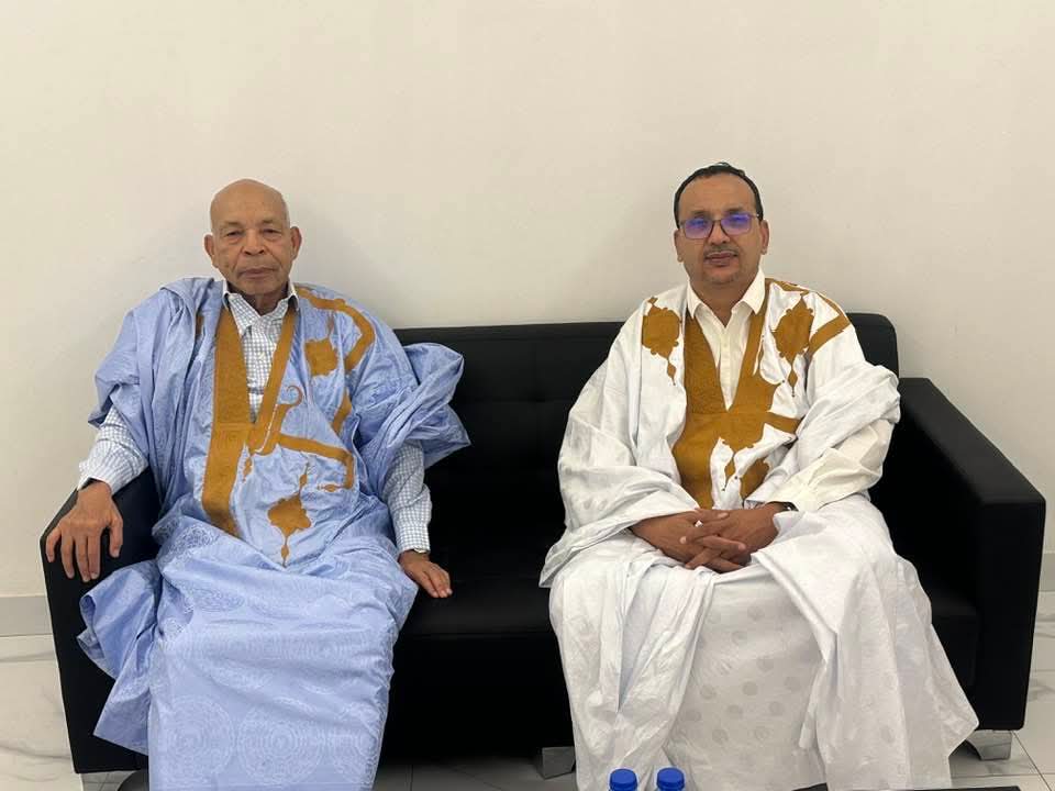 موسى فال لقاء مع حمود ولد النباغة على هامش الحوار