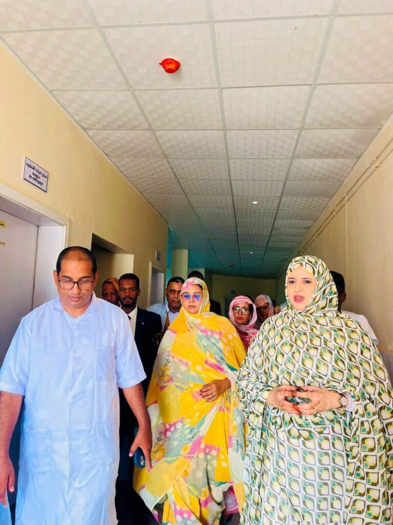 أطار: الوزيرة صفية بنت انتهاه تستثمر إجازتها السنوية في تفقد مرضى الفشل الكلوي